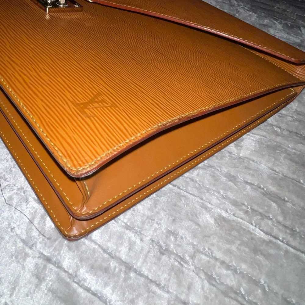Louis Vuitton Preloved Epi leather briefcase needs some attention good condition